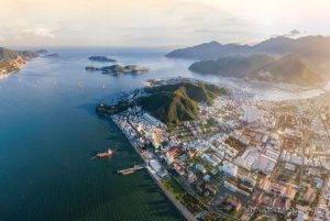 Toàn cảnh thành phố Nha Trang với biển xanh và khu đô thị phát triển năm 2025