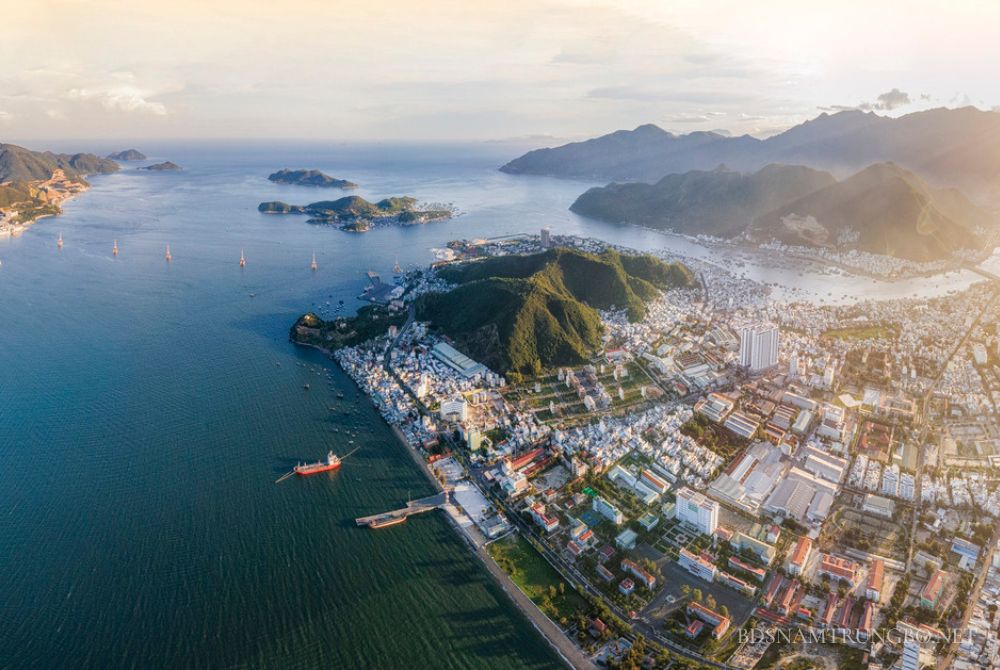 Toàn cảnh thành phố Nha Trang với biển xanh và khu đô thị phát triển năm 2025