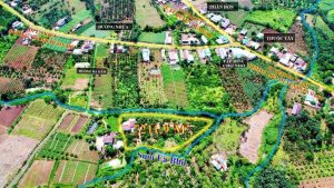 Cảnh tượng người dân và 'cò' đất giao dịch, xem đất tại một khu vực ở Ea Drơng, Cư M'gar.