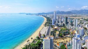 Toàn cảnh thị trường bất động sản Khánh Hòa năm 2025, với các dự án đang triển khai và hoạt động giao dịch sôi nổi.