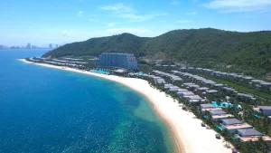 Khung cảnh biển Nha Trang với mặt nước xanh cát trắng