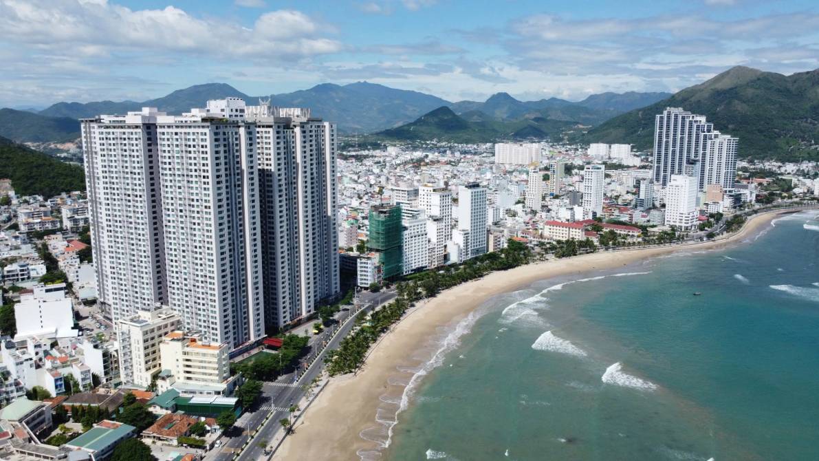 Ảnh Vịnh Nha Trang hoặc Bãi Dài, những điểm du lịch nổi tiếng thu hút du khách và nhà đầu tư.