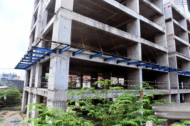Ảnh các dự án đang xây dở dang bị “đắp chiếu”. 