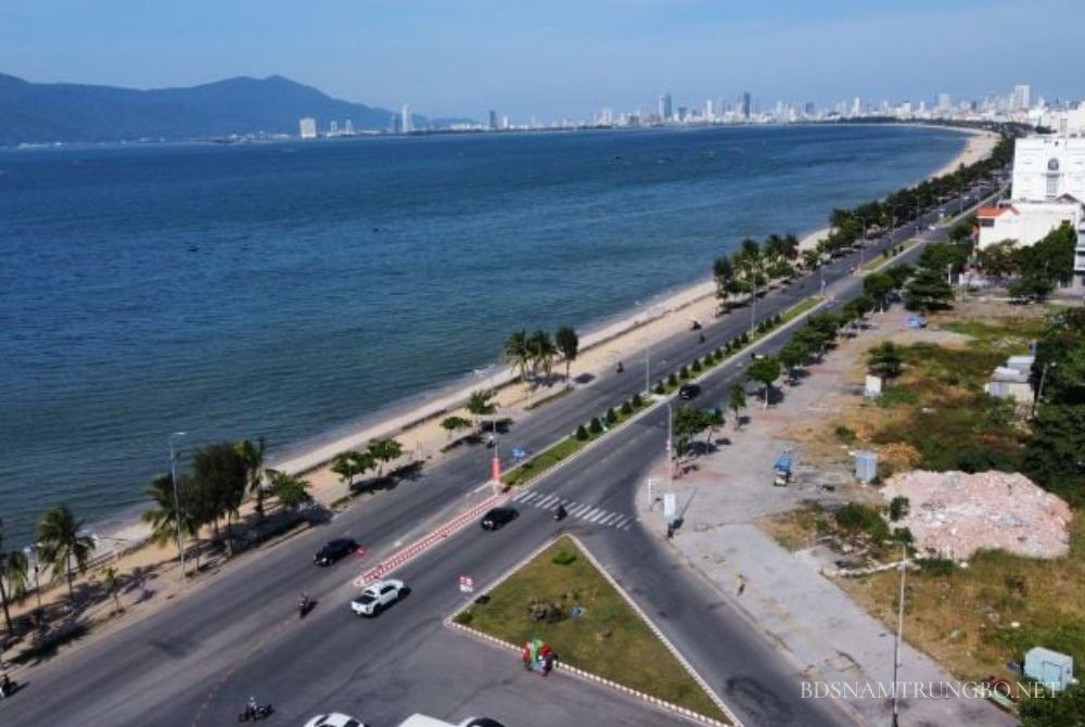 Đường Nguyễn Tất Thành kết nối Nha Trang – Cam Ranh, một trong những tuyến ven biển mới mở có giá đất tiềm năng năm 2025. 