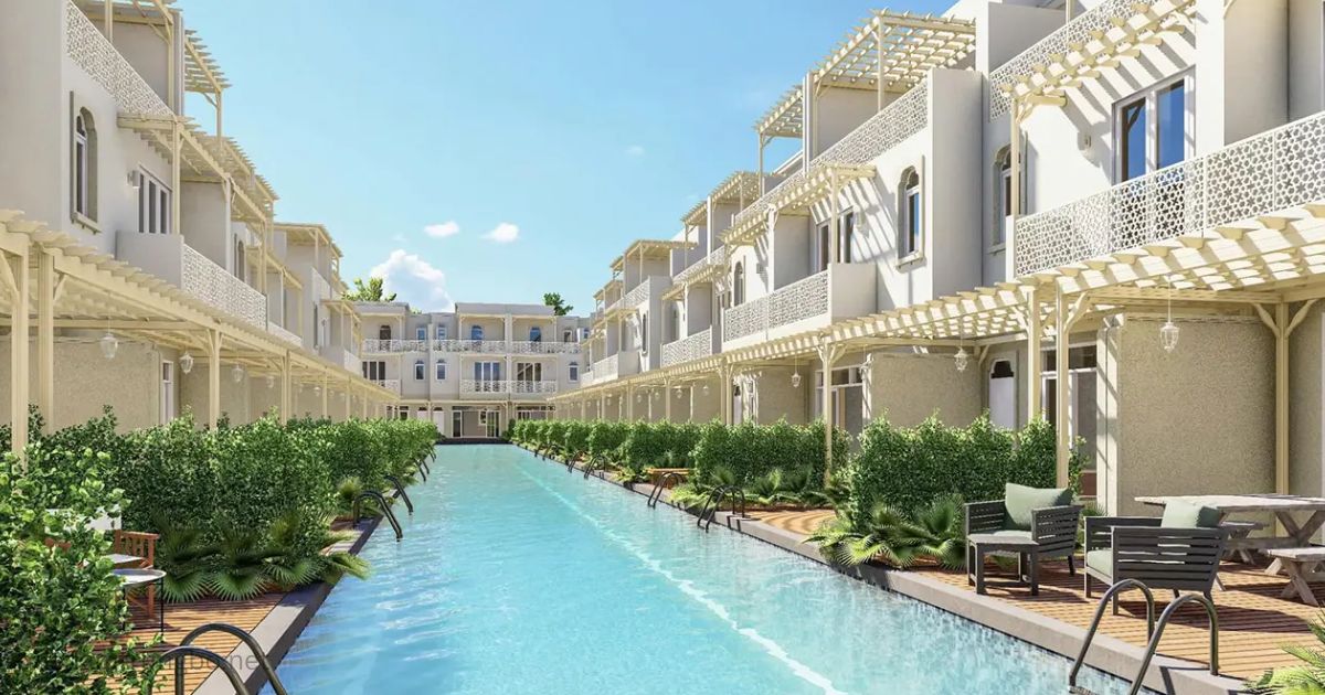 Hình ảnh thực tế hoặc phối cảnh nhà phố, ưu tiên góc chụp đẹp, ánh sáng tự nhiên, thể hiện rõ thiết kế 3 tầng, sân vườn, hồ bơi riêng.
