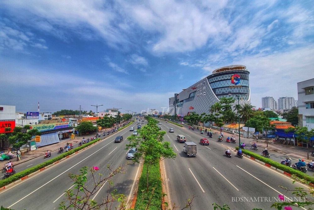 Đường Phạm Văn Đồng nhìn từ Hòn Chồng – khu vực đất ven biển Nha Trang đang hút nhà đầu tư nhờ giá hợp lý và tiềm năng du lịch.