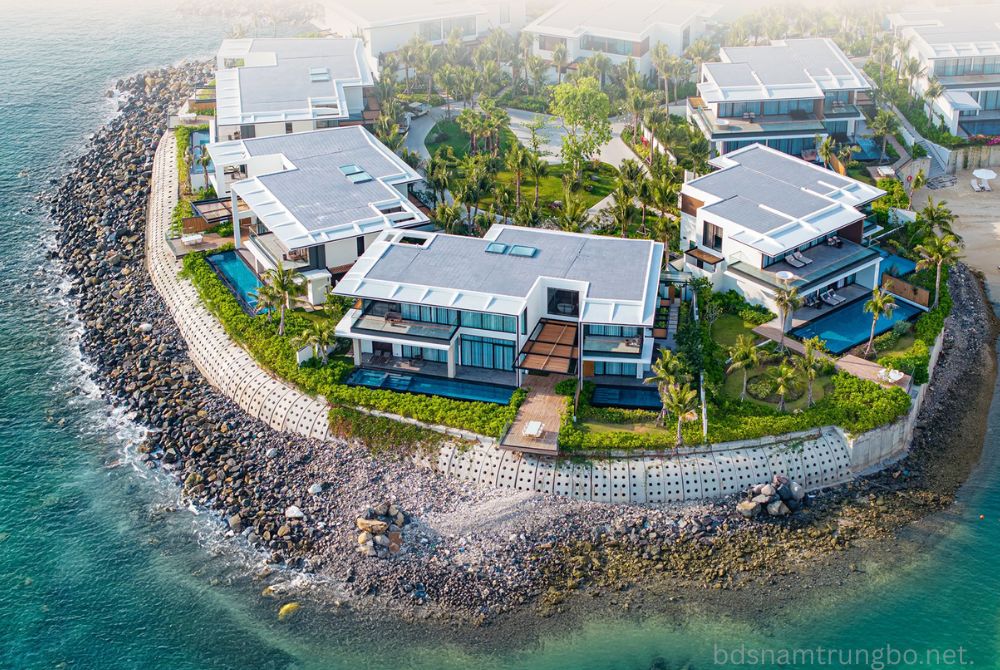 Toàn cảnh dự án Villa Le Corail Nha Trang nằm bên bờ biển Bãi Tiên xanh mát