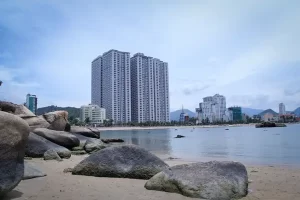 Toàn cảnh Mường Thanh Viễn Triều sát biển Hòn Chồng