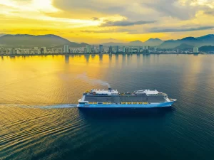Toàn cảnh vịnh Nha Trang nhìn từ trên cao, có ánh nắng bình minh/hoàng hôn lung linh.