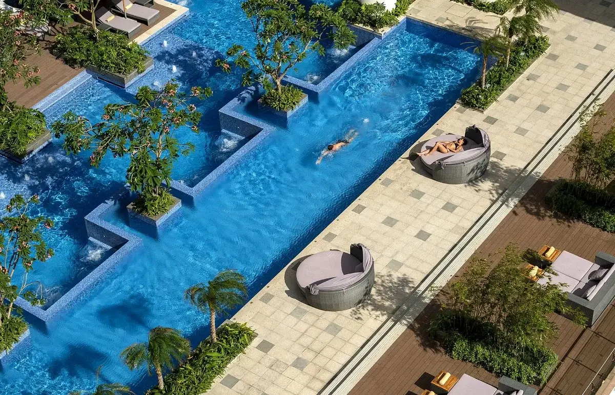 View hồ bơi sân thượng nhìn ra biển 