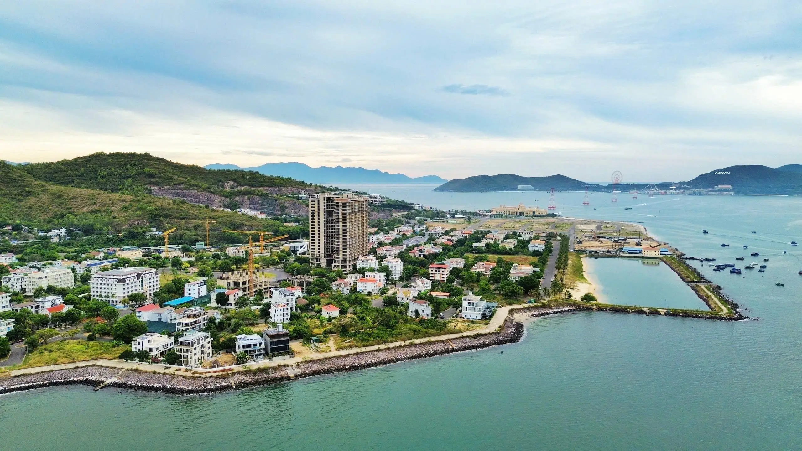 Toàn cảnh khu nghỉ dưỡng ven biển nhìn từ trên cao tại Phú Quý