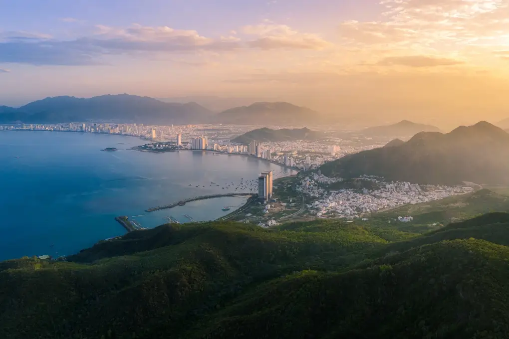 Toàn cảnh thành phố Nha Trang từ trên cao nhìn ra biển