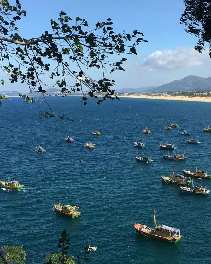 Làng chài truyền thống ở Sông Cầu Phú Yên vào sáng sớm