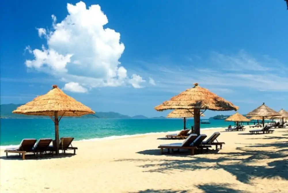 Cảnh biển Nha Trang nhìn từ căn hộ Mường Thanh Viễn Triều