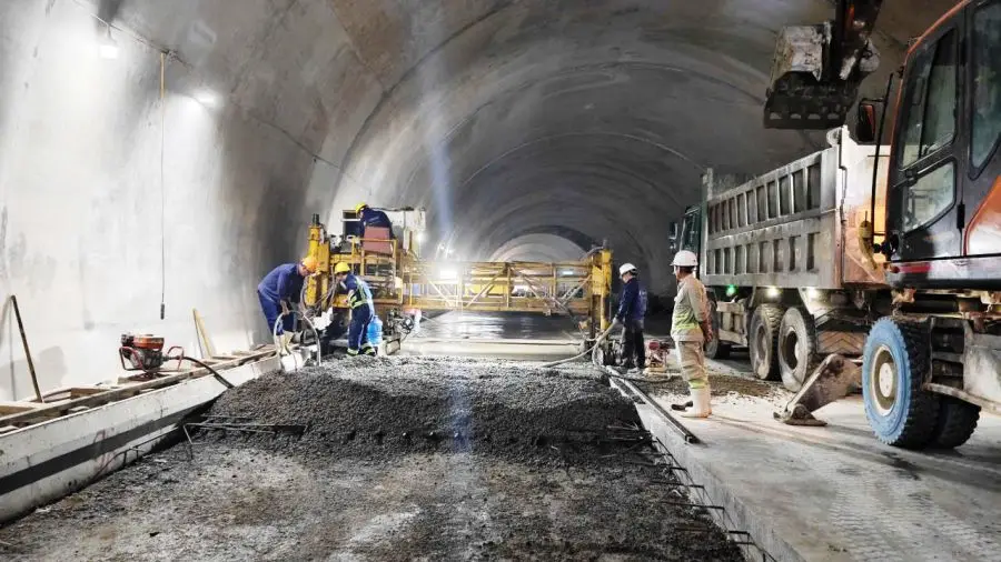 Công nhân làm việc 3 ca tại dự án cao tốc Quảng Ngãi