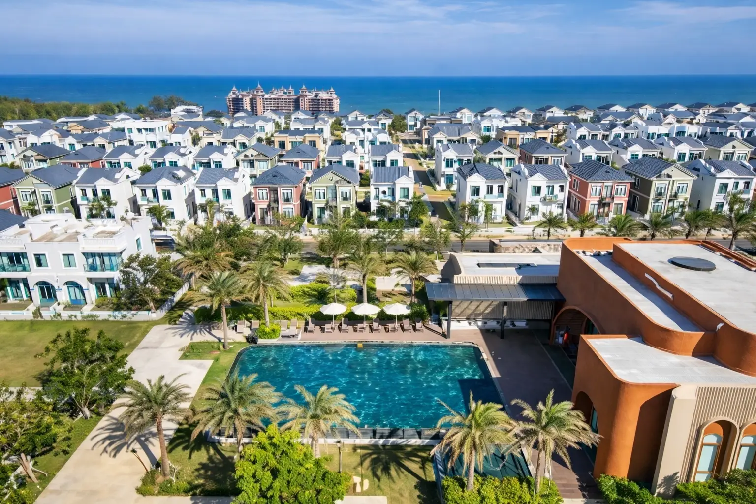 Khu biệt thự nghỉ dưỡng tại NovaWorld Nha Trang Diamond Bay với hồ bơi và không gian hướng biển.