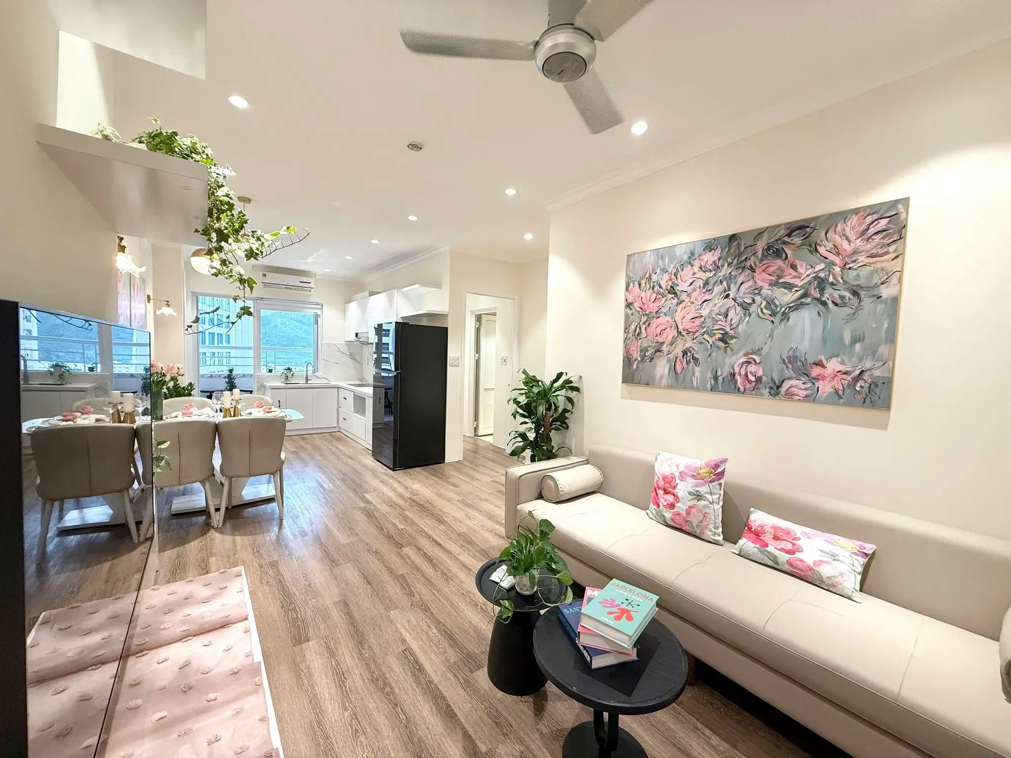 Tầm nhìn biển trực diện từ ban công căn hộ tòa OC1 Mường Thanh Viễn Triều.