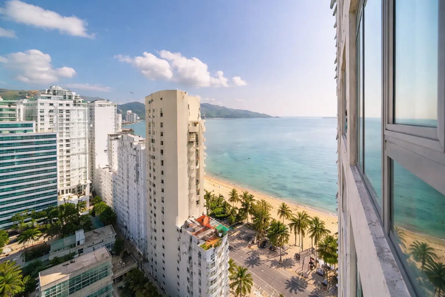 Tầm nhìn thực tế từ ban công căn hộ Mường Thanh Viễn Triều view biển trực diện.