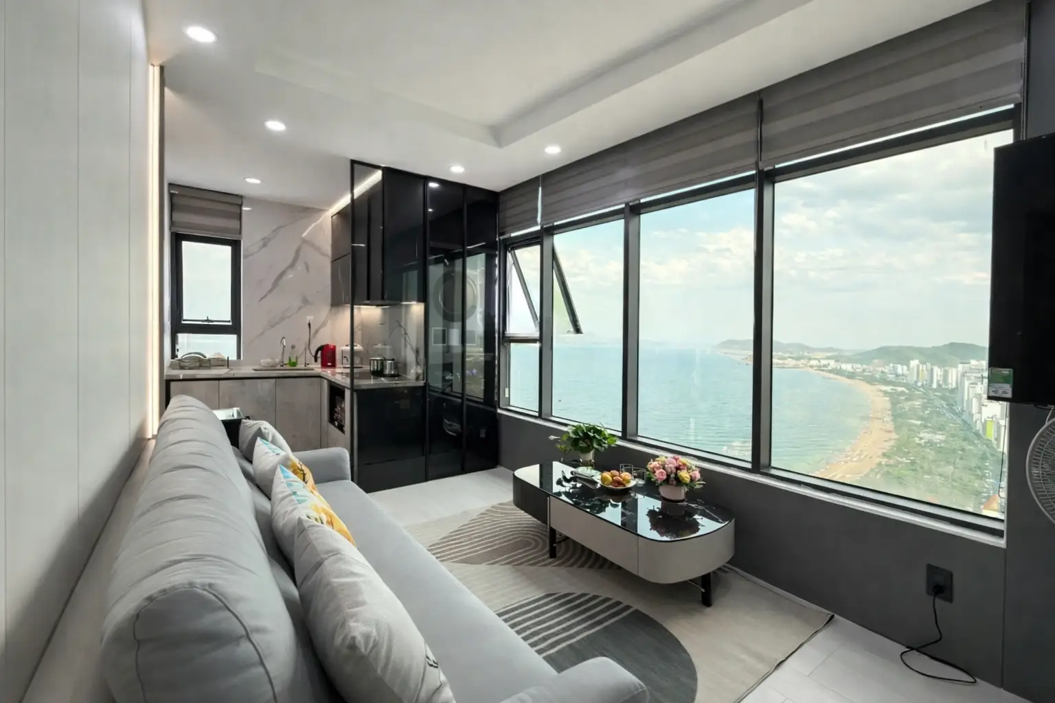 Tầm nhìn trực diện vịnh Nha Trang và Hòn Chồng từ ban công căn hộ Viễn Triều.