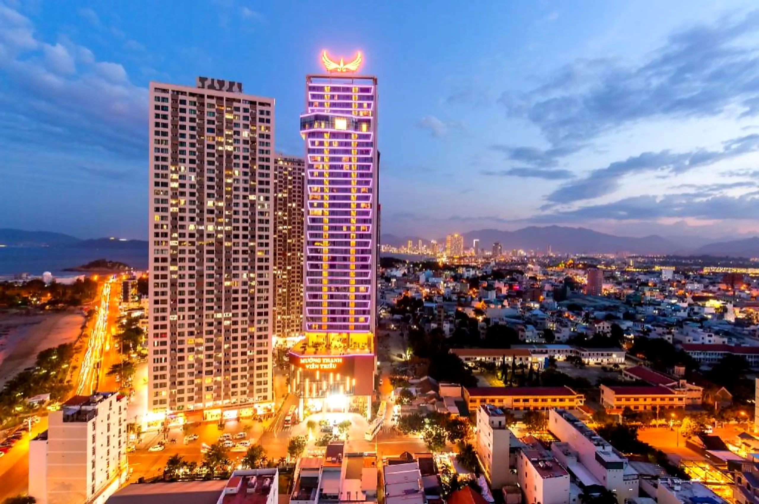 Toàn cảnh tổ hợp căn hộ Mường Thanh Viễn Triều sát biển Nha Trang.