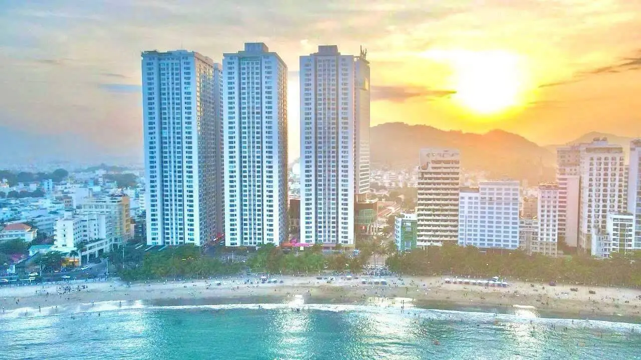 View biển Hòn Chồng từ ban công căn hộ tầng cao tại Mường Thanh Viễn Triều, trời xanh biển trong